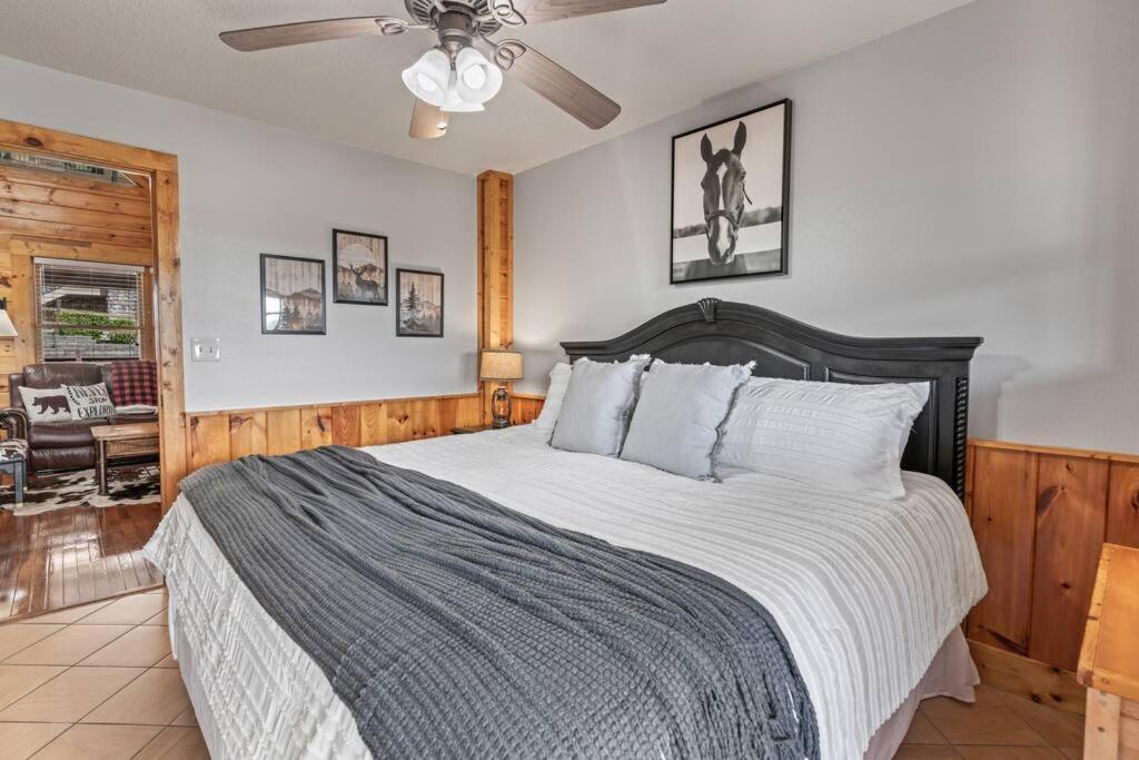 Cozy Cabin In The Smokies!!! Fully Furnished And Complete With Community Indoor And Outdoor Pools And Spas, Game And Fitness Rooms As Well As A Private Hot Tub Pigeon Forge Exterior photo