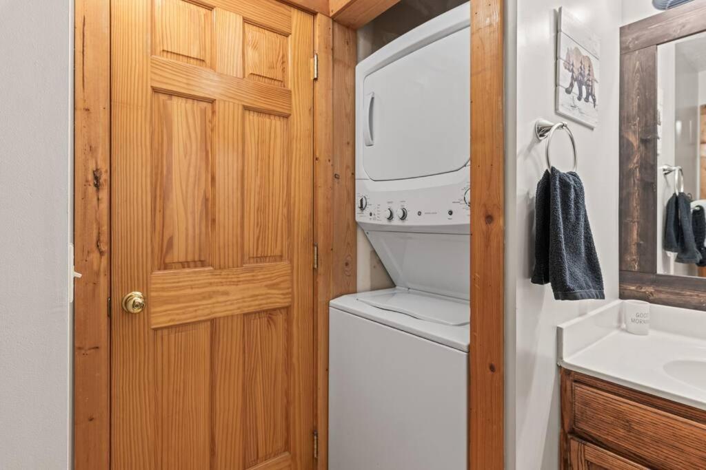 Cozy Cabin In The Smokies!!! Fully Furnished And Complete With Community Indoor And Outdoor Pools And Spas, Game And Fitness Rooms As Well As A Private Hot Tub Pigeon Forge Exterior photo